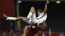 Pemain AS, Tobin Heath (Atas) berebut bola dengan pemain Jerman Tabea Kemme dalam semifinal Piala Dunia Wanita 2015 di Stadion Olimpiade di Montreal, Kanada. (30/6/2015). (AFP PHOTO/Franck Fife)
