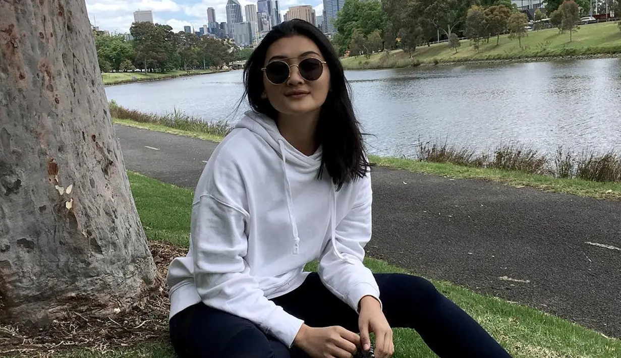 Hoodie putih yang dipadukan dengan celana jeans seperti Adinda Cresheilla ini memang cocok digunakan untuk hangout ataupun piknik. Meski sederhana, namun penampilannya banjir pujian. (Liputan6.com/IG/@dindacresheilla)
