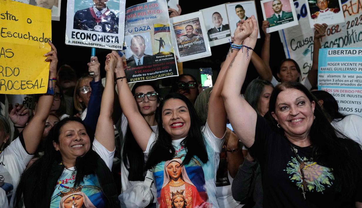 Pada Minggu 8 Februari 2026, kelompok Hak Asasi Manusia (HAM) Foro Penal menyatakan bahwa 30 tahanan politik dibebaskan dan terus memverifikasi kasus tambahan. Tampak dalam foto, aktivis politik Venezuela, Dignora Hernandez, María Oropeza, dan Catalina (kiri ke kanan) bersama para pendukung merayakan pembebasannya dari tahanan di dekat El Helicoide, markas besar intelijen dan pusat penahanan, Caracas, Venezuela, Minggu 8 Februari 2026. (AP Photo/Ariana Cubillos)