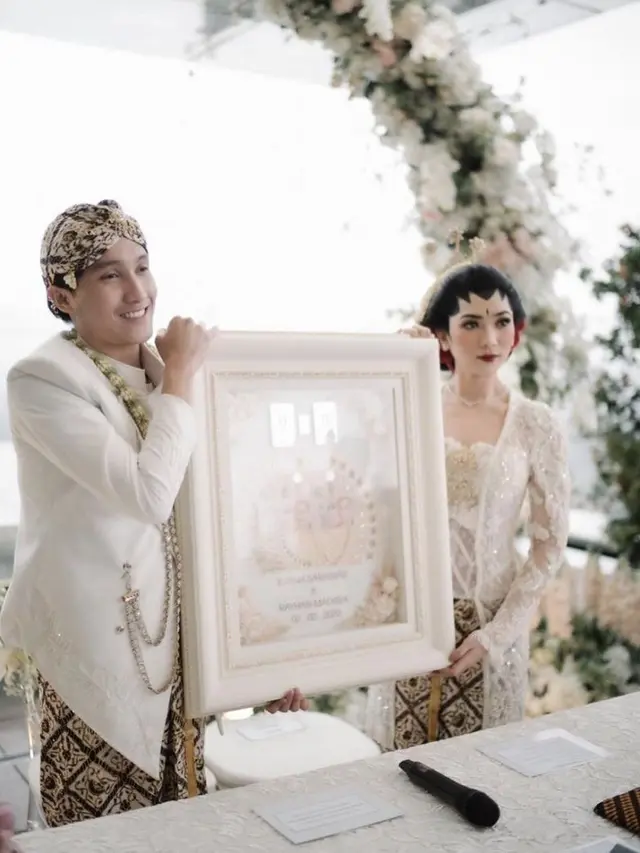 Potret pernikahan Isyana Sarasvati dan Rayhan Maditra. (Sumber: Instagram/@seserahan_id)