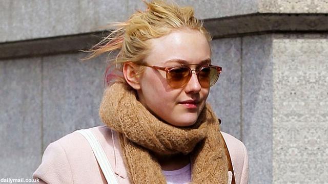 Pilihan Baju Sehari Hari Dakota Fanning Lebih Glamor Showbiz Liputan6 Com