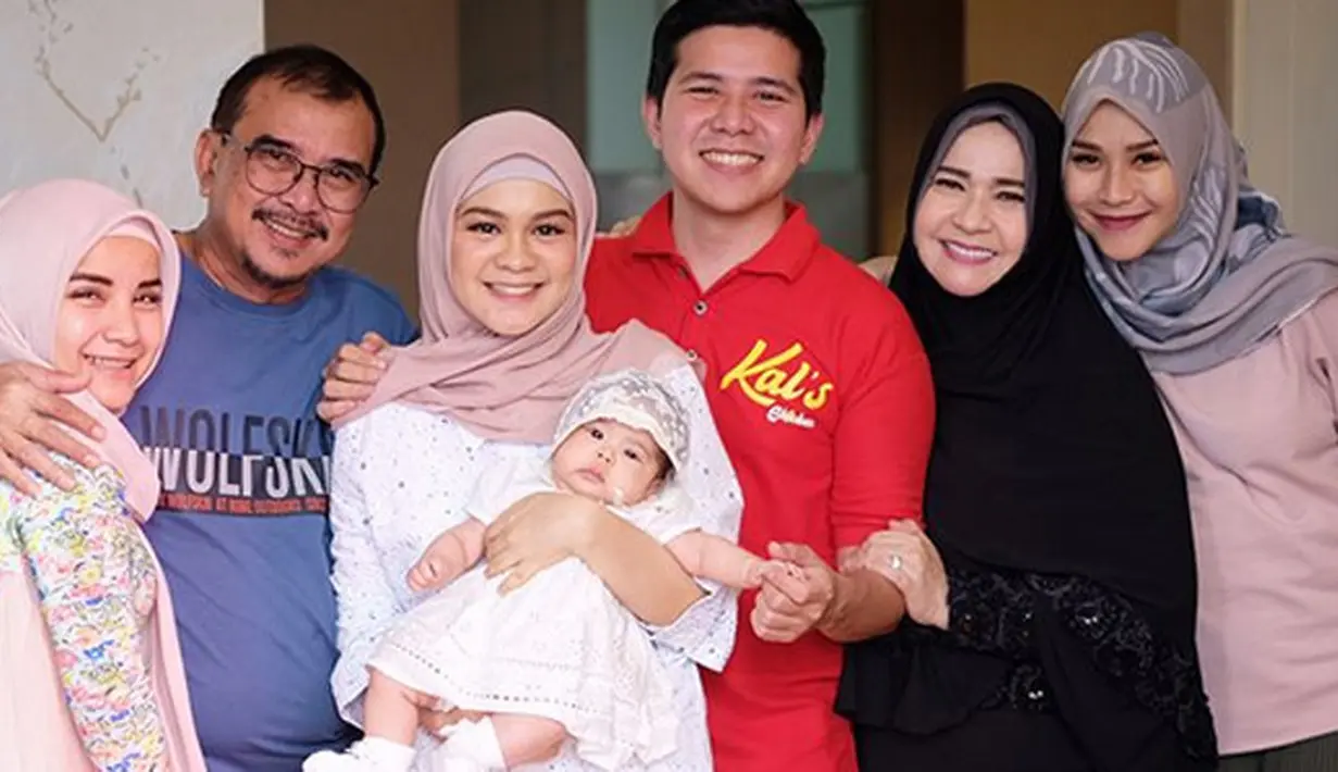 Meski merasakan lebih sakit dibanding dengan pengalaman caesar pertama, Zaskia Adya Mecca mengaku sangat terhibur dengan banyaknya teman yang datang dan mendoakan. (Instagram/zaskiadyamecca)