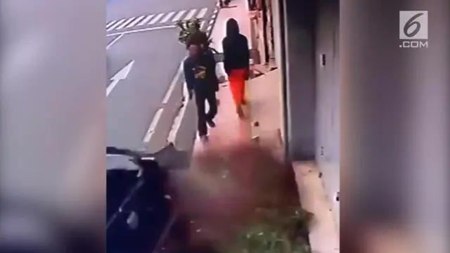 VIDEO: Detik-Detik Mobil Naik Trotoar, Tabrak Warga di Bandung