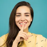 ilustrasi perempuan tersenyum/Photo by Sound On from Pexels