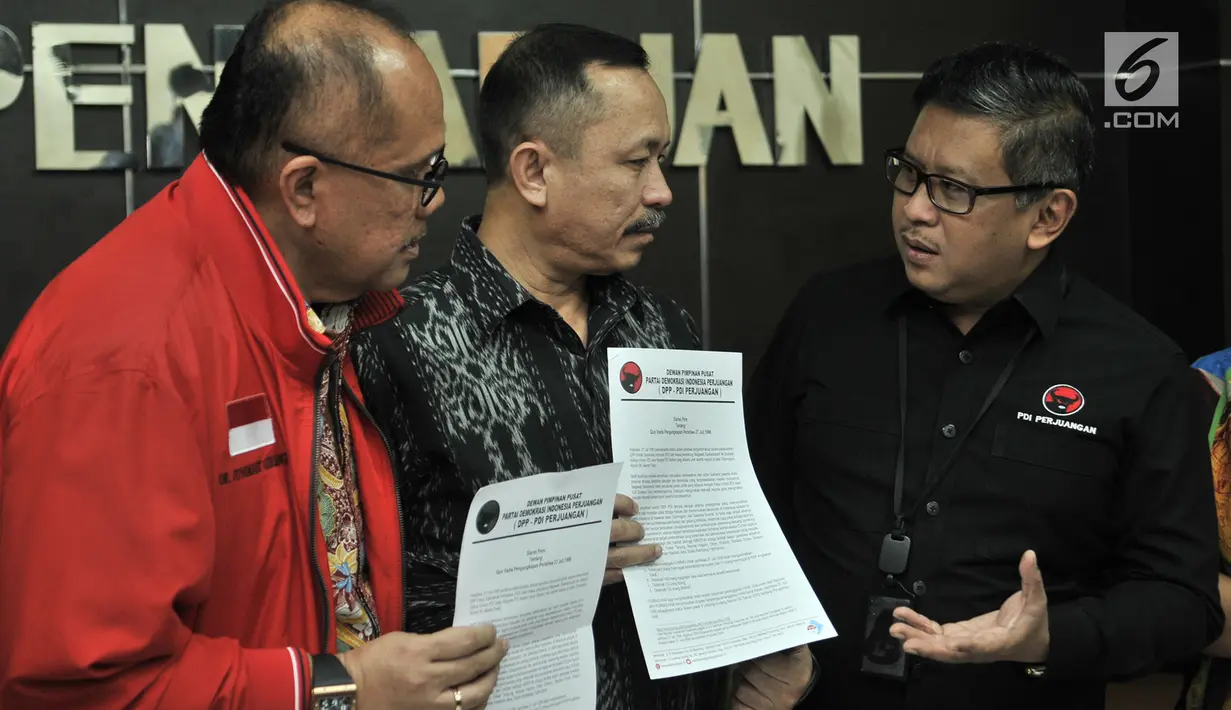 Sekjen PDIP Hasto Kristiyanto didampingi anggota Komisi III Fraksi PDIP Junimart Girsang saat menyerahkan berkas kepada Ketua Komnas HAM Ahmad Taufan Damanik di Kantor Komnas HAM, Jakarta, Kamis (26/7). (Merdeka.com/Iqbal S. Nugroho)