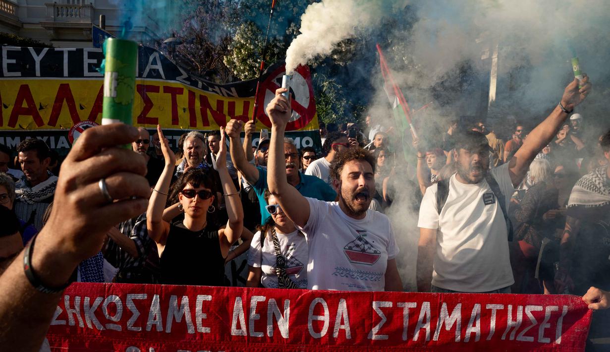 Warga menggelar aksi unjuk rasa menentang pencegatan Armada Solidaritas Global oleh Angkatan Laut Israel di luar Kementerian Luar Negeri, Athena, Yunani, pada 18 Mei 2026. (Aggelos NAKKAS/AFP)