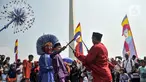 Warga menyaksikan penampilan kesenian palang pintu pada gelaran Lebaran Betawi di kawasan Monumen Nasional (Monas), Jakarta, Minggu (21/5/2023). (merdeka.com/Iqbal S. Nugroho)