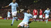 Bek Manchester City, Nicolas Otamendi, melakukan selebrasi usai mencetak gol ke gawang Manchester United pada laga Premier League di Stadion Old Trafford, Minggu (10/12/2017). Manchester United takluk 1-2 dari Manchester City. (AP/Dave Thompson)