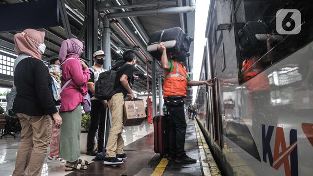 Libur Nataru, Ribuan Penumpang Padati Stasiun Pasar Senen