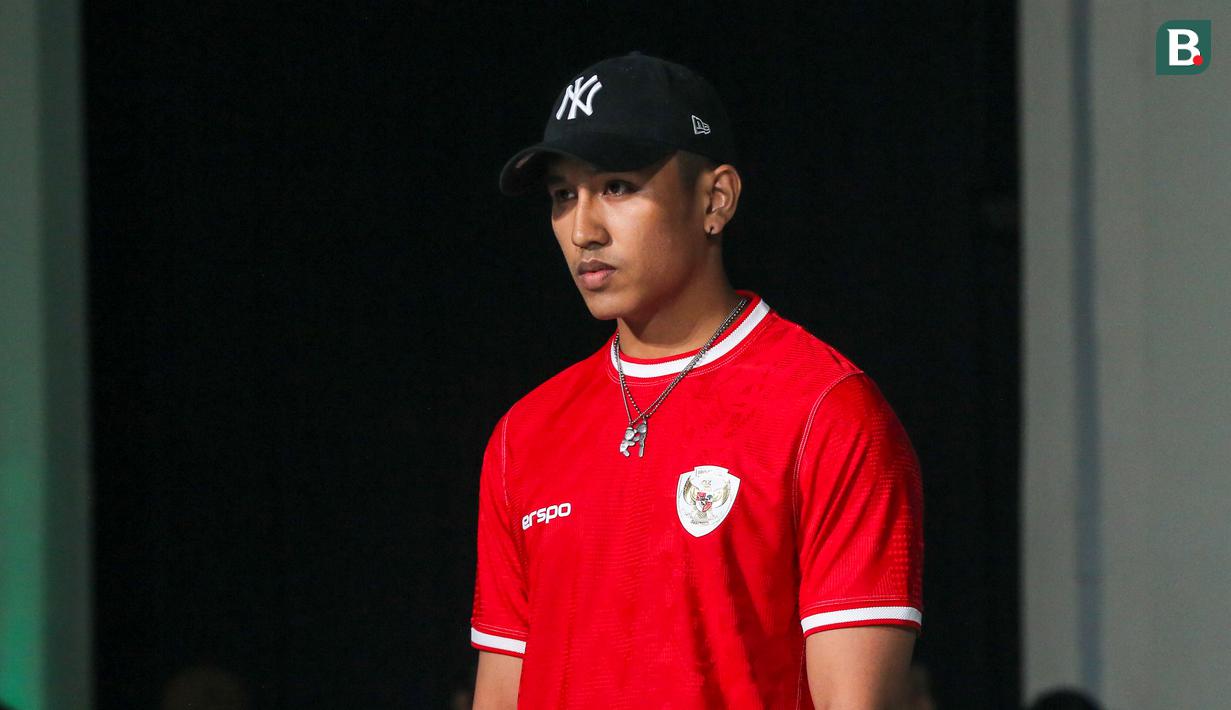 Seorang model pria memperagakan jersey kandang Timnas Indonesia produksi jenama dalam negeri Erspo dalam acara launching jersey anyar Timnas Indonesia di Bengkel Space, SCBD, Jakarta, Senin (18/3/2024) petang WIB. (Bola.com/Abdul Aziz)