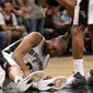 Guard San Antonio Spurs, Tony Parker, mengalami cedera pecah tendon kuadrisep kiri pada Gim 2 semifinal Wilayah Barat kontra Houston Rockets di AT&T Center, San Antonio, 3 Mei 2017. (The San Antonio Express-News via AP/Jerry Lara)