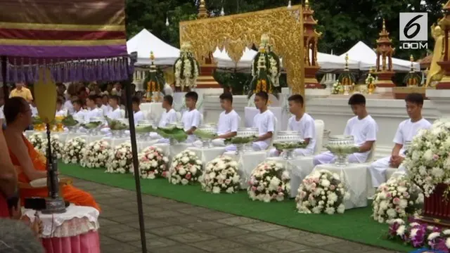 Sebanyak 12 anak yang sempat terjebak pada sebuah gua di Thailand diproses menjadi novis Buddha. Novis adalah sebutan bagi calon imam atau biksu.