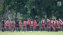 Pelatih Persija, Stefano Cugurra (tengah) memberi arahan pada timnya saat latihan jelang laga kedua Semifinal Zona Asia Tenggara Piala AFC 2018 melawan Home United di Lapangan A Kompleks GBK, Jakarta, Senin (14/5). (Liputan6.com/Helmi Fithriansyah)