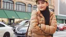 Jaket padding nggak kalah menarik dipadukan dengan topi beret. Sebagai pemanis, tambahkan anting hoop seperti potret gaya Prilly satu ini.  [@prillylatuconsina96]