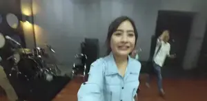 Vlog kali ini, Prilly ngajak kita untuk melihat persiapan manggung Young Girls di malam puncak Ulang Tahun SCTV pada tanggal 24 Agustus mendatang. Intip yuk bagaimana ya penampilan Young Girls nanti! 