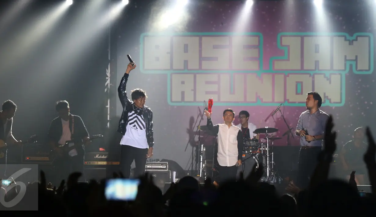 Base Jam saat beraksi di The 90’s Festival: Big Reunion yang digelar di kawasan Senayan, Jakarta, Sabtu (7/11/2015). Acara tersebut menjadi ajang reuni generasi tahun 90-an. (Liputan6.com/Herman Zakharia)