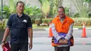 Mantan senior manager pemasaran PT Hutama Karya, Bambang Mustaqim (kanan) tiba di Gedung KPK, Jakarta, Kamis (31/1). Bambang diperiksa sebagai tersangka terkait dugaan korupsi pembangunan tahap II Gedung IPDN di Rokan Hilir. (Merdeka.com/Dwi Narwoko)