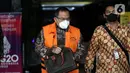 Bupati Musi Banyuasin (nonaktif) Dodi Reza Alex Noerdin (kiri) usai sidang secara daring dari PN Klas IA Palembang, Gedung KPK Jakarta, Rabu (11/5/2022). Sebelumnya, Dodi didakwa menerima hadiah atau janji terkait pengadaan barang/jasa pada Dinas PUPR TA 2021. (Liputan6.com/Helmi Fithriansyah)