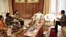 Ketua Umum PKB Muhaimin Iskandar atau Cak Imin (tengah) berbincang dengan Pimpinan DPD RI GKR Hemas di kediamannya, Jakarta, Rabu (23/1). Cak Imin dan GKR Hemas juga membahas hal-hal kenegaraan yang perlu perhatian serius. (Liputan6.com/Faizal Fanani)