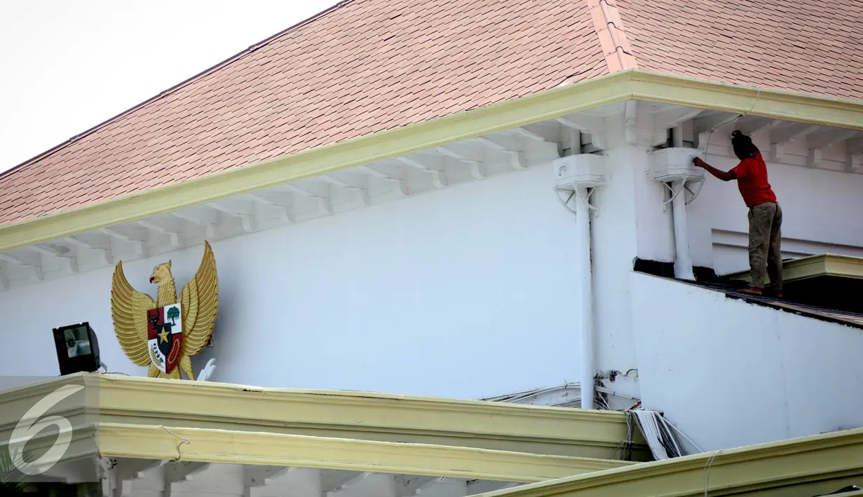 Pekerja melakukan pengecatan dinding Istana Negara di Kompleks Istana Kepresidenan, Jakarta, Rabu (19/8). Pengecatan tersebut merupakan kegiatan perawatan rutin dari sejumlah bangunan bersejarah yang ada di Istana Kepresidenan.(Liputan6.com/Faizal Fanani)