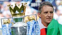 Roberto Mancini, pada usia 47 tahun dan 168 hari, berhasil membawa Manchester City meraih gelar Liga Premier pertama mereka setelah lebih dari 40 tahun menunggu. (Paul Ellis)