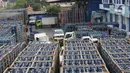 Aktivitas bongkar muat air minum dalam kemasan di Jakarta, Selasa (8/8/2023). (Liputan6.com/Angga Yuniar)
