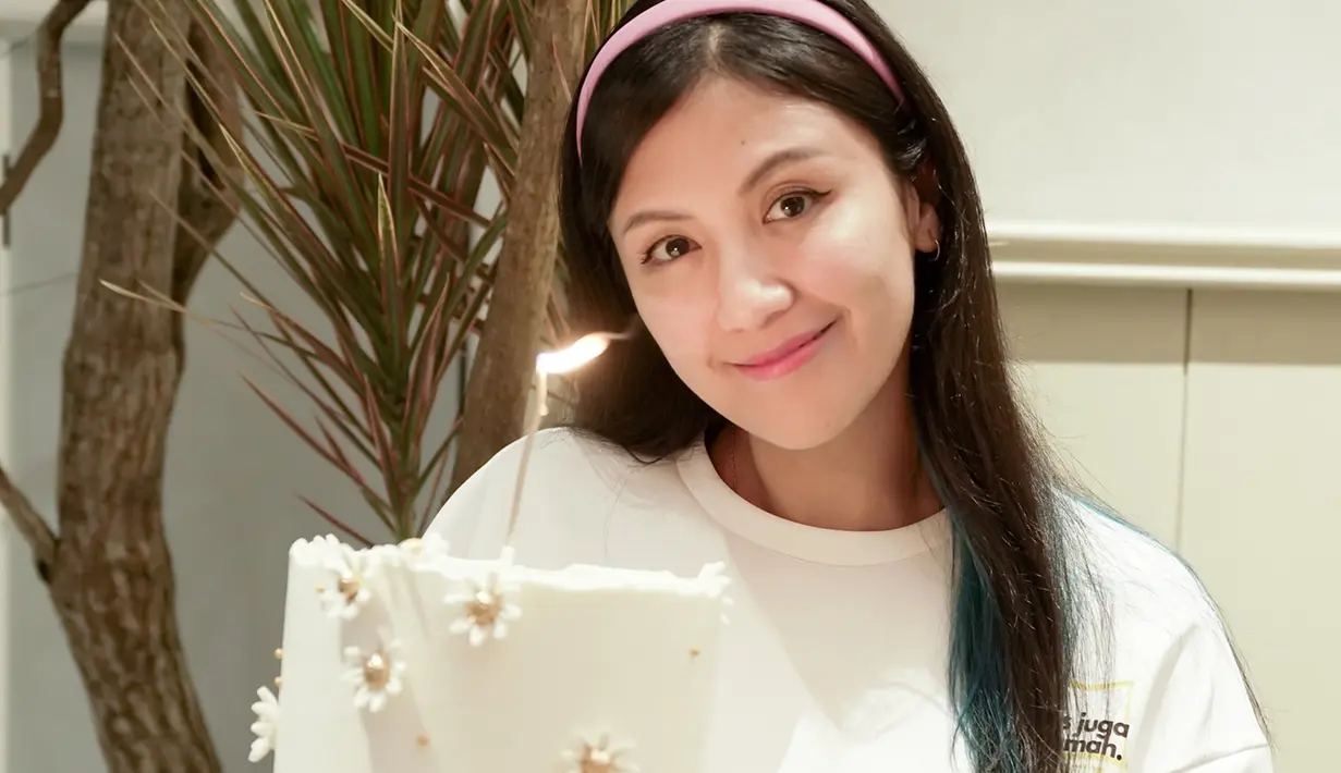 Bersyukur punya sahabat dan keluarga yang sayang dengan dirinya, Sharena berharap bisa sehat dan panjang umur agar bisa melihat kedua anaknya tumbuh dewasa. Sharena juga ungkap jika semakin bertambahnya usianya ia hanya meminta doa daripada kado. Genap berusia 41 tahun, ucapan selamat ramai dibubuhkan netizen dan rekan artis di kolom komentar unggahannya. (Liputan6.com/IG/@mrssharena)
