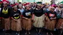 Masyarakat Papua yang tinggal di Jakarta menggelar acara Tari Yospan Massal saat kegiatan Car Free Day di Bundaran HI, Jakarta, Minggu (1/9/2019). Kegiatan yang dihadiri Menkopolhukam Wiranto ini digelar dalam rangka menjalin persatuan dan kesatuan bangsa Indonesia. (Liputan6.com/Johan Tallo)