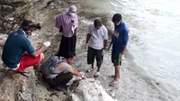 Penemuan tulang tanpa tengkorak kepala di Pantai Sambalangi, Buton Selatan, Rabu (19/2/2020).(Liputan6.com/Ahmad Akbar Fua)