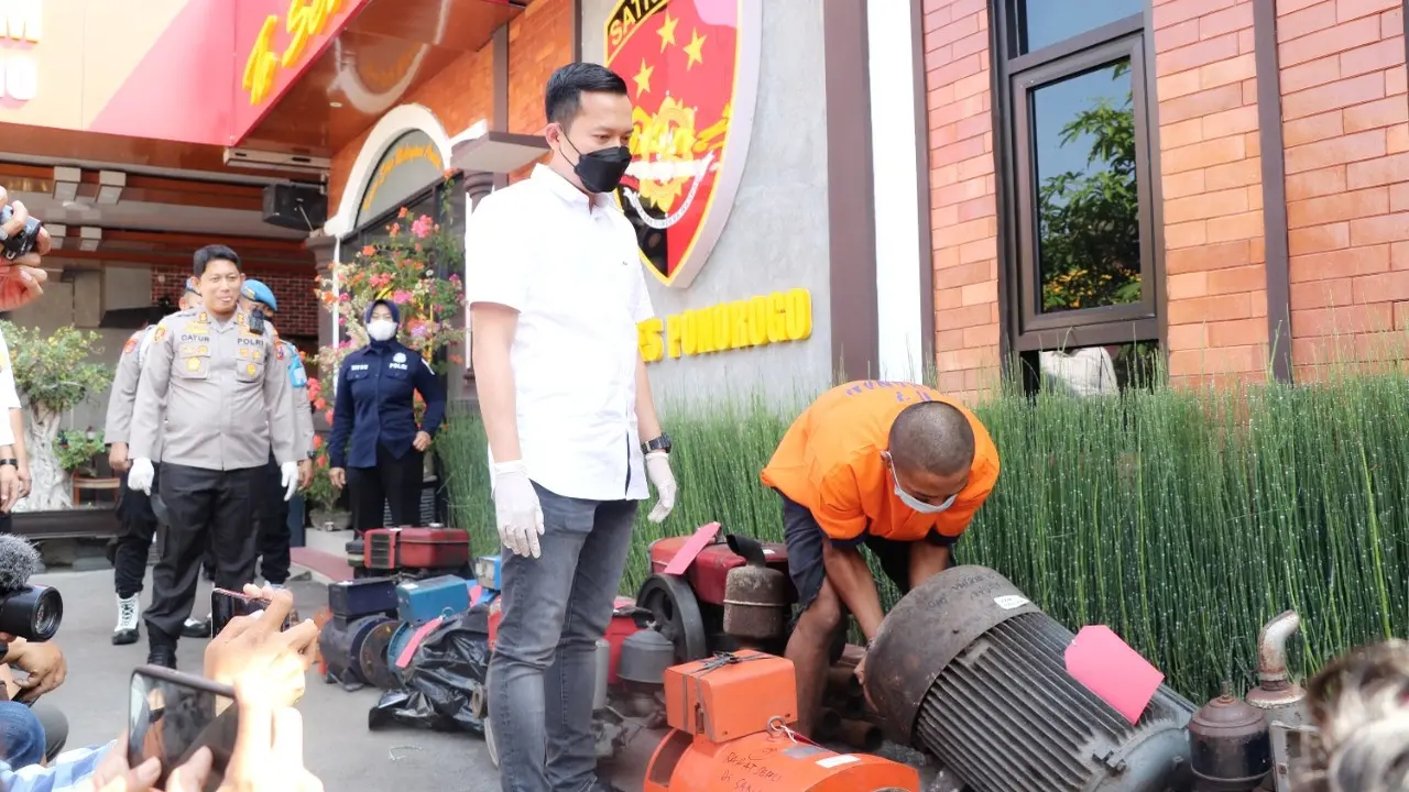 Alat-alat pertanian yang berhasil diamankan Polres Ponorogo. (Dian Kurniawan/Liputan6.com)