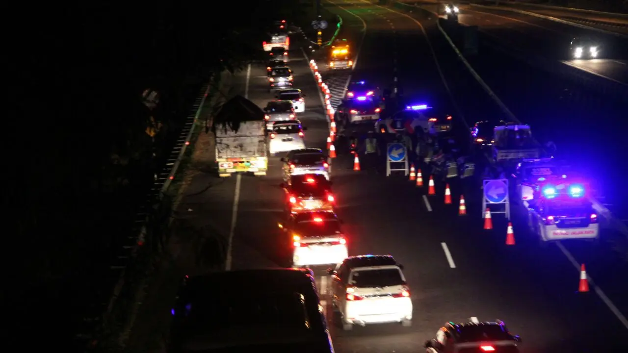 Polisi melakukan pengalihan arus mudik melalui exit Tol Kanci untuk kendaraan pemudik yang menuju ke Jawa Tengah.