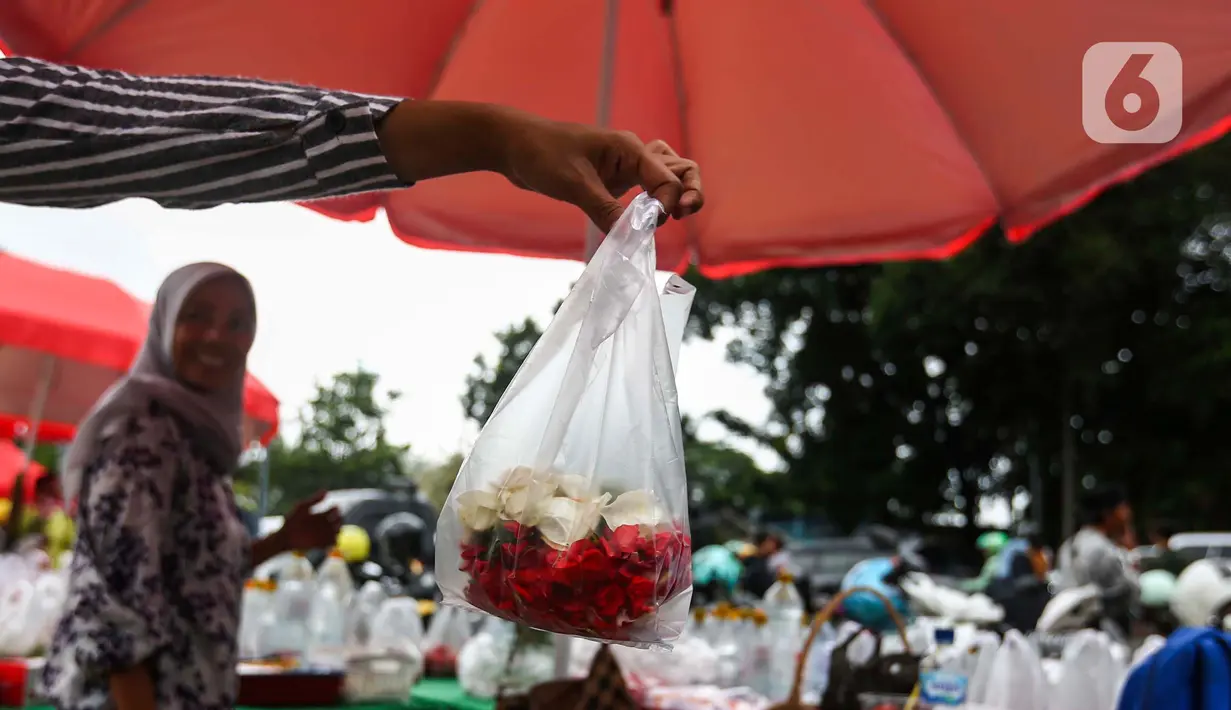 Harga bunga tabur untuk keperluan ziarah kubur tersebut dijual dikisaran Rp10 ribu perkantong. (Liputan6.com/Angga Yuniar)