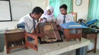 Siswa mempelajari sistem kerja alat pendeteksi longsor atau EWS berpemancar FM karya Guru SMK N 2 Bawang, Banjarnegara. (Foto: Liputan6.com/Wasis untuk Muhamad Ridlo)