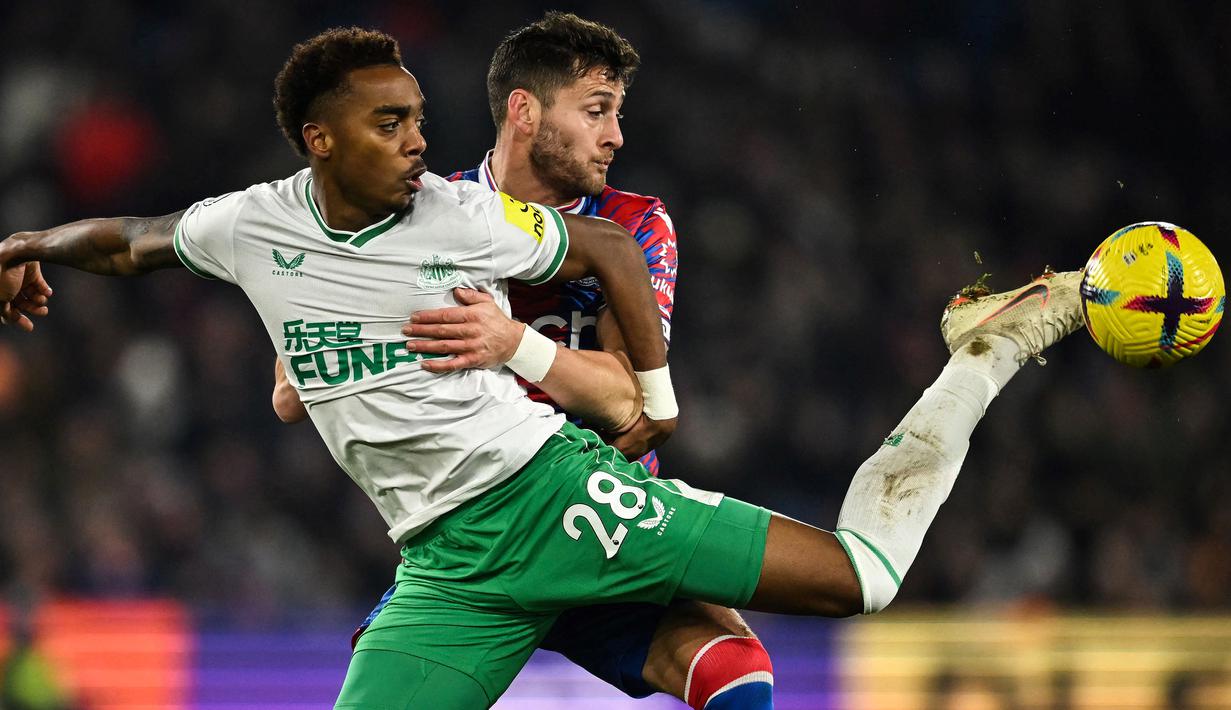 Gelandang Newcastle United, Joe Willock berebut bola dengan pemain Crystal Palace, Joel Ward dalam laga Liga Inggris 2022/2023 di Selhurst Park, London (21/1/2023). Pemain berusia 23 tahun yang dipermanenkan dari Arsenal pada awal musim 2021/2022 ini menjadi pemain Inggris dengan nilai pasar tertinggi kedua dalam skuad Newcastle United musim 2022/2023. Ia saat ini berbanderol 30 juta euro atau setara Rp488 miliar. (AFP/Ben Stansall)