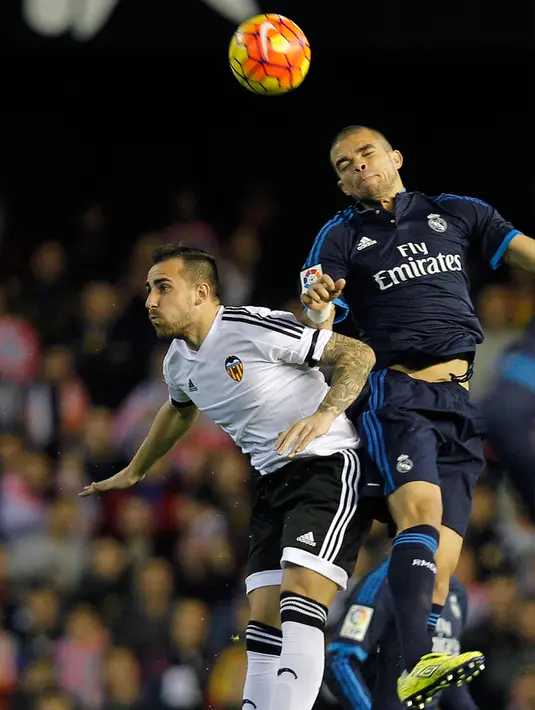 Bek Real Madrid, Pepe (kanan) berebut bola udara dengan Penyerang Valencia, Paco Alcacer pada lanjutan liga Spanyol di stadion Mestalla, (3/1/2015). Real Madrid bermain imbang dengan Valencia dengan skor 2-2. (AFP/JOSE JORDAN)