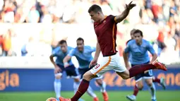 Edin Dzeko. Striker Inter yang pernah membela AS Roma ini mencetak satu gol di laga debut Derby Roma melawan tamunya Lazio di pekan ke-12 Liga Italia musim 2015/2016 yang berkesudahan 2-0, 8 November 2015. Total 10 gol dan 4 assist dicetaknya di musim tersebut. (AFP/Alberto Pizzoli)