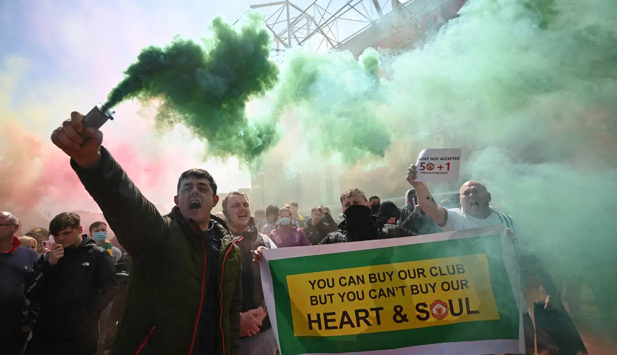 Demonstrasi yang melibatkan banyak penggemar juga terjadi di luar Old Trafford. Suporter menumpahkan kekecewaan setelah bertahun-tahun tidak puas dengan kepemimpinan Glazers, ditambah dengan keterlibatan petinggi klub di Liga Super Eropa. (Foto: AFP/Oli Scarff)