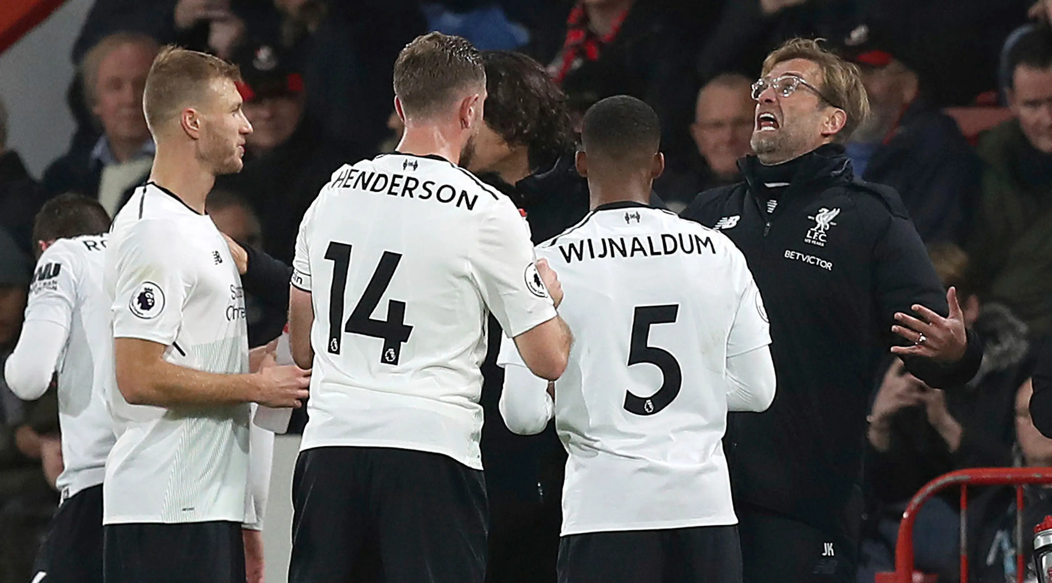 Manajer Liverpool Jurgen Klopp memberikan arahan kepada para pemainnya pada pekan 18 Premier ketika bertandang ke markas AFC Bournemouth di Vitality Stadium, Minggu (17/12). Liverpool mencukur AFC Bournemouth empat gol tanpa balas. (GLYN KIRK / AFP)