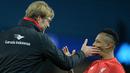Pelatih Liverpool, Jurgen Klopp, bercanda dengan Nathaniel Clyne usai laga Liga Inggris melawan Manchester City di Stadion Etihad, Inggris, Sabtu (21/11/2015). (AFP Photo/Oli Scarff)