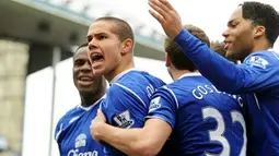 Everton's English midfielder Jack Rodwell (2nd L) celebrates with team mates after opening the scoring during the FA cup fifth round football match against Aston Villa at Goodison Park, Liverpool, on February 15, 2009. AFP PHOTO/ANDREW YATES