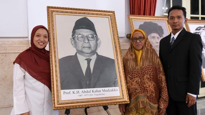 Keluarga KH Abdul Kahar Mudzakkir menerima penghargaan sebagai pahlawan nasional dari Presiden Jokowi. (Setpres/Biro Pers)