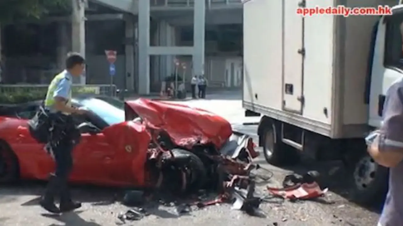 Hindari Binatang Nyebrang, Ferrari 599 Hantam Truk Daging