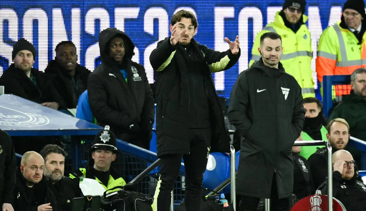 Karteker Everton, Leighton Baines saat menggantikan pelatih Sean Dyche yang dipecat pada laga putaran ketiga Piala FA 2024/2025 melawan Peterborough United di Goodison Park, Liverpool, Inggris, Jumat (10/01/2025) WIB. (AFP/Oli Scarff)