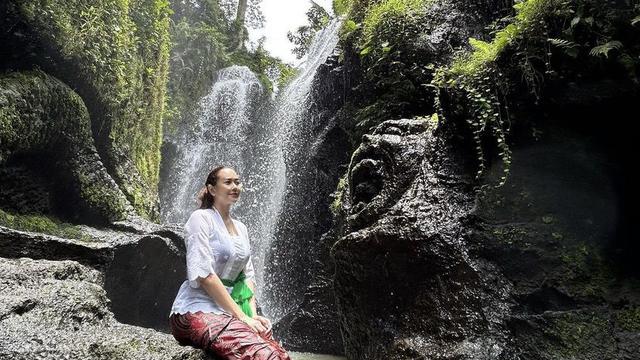 Potret Aura Kasih Kenakan Kebaya