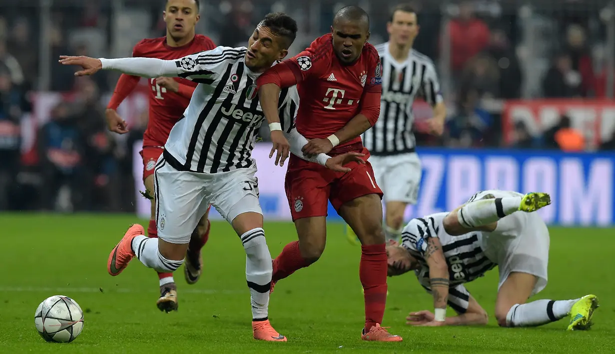 Gelandang Juventus, Stefano Sturaro (kiri) berebut bola dengan gelandang Muenchen, Douglas Costa pada leg kedua 16 besar liga champions di Stadion Allianz Arena, Jerman, Kamis (17/3). Muenchen menang atas Juventus dengan skor 4-2. (AFP/Tobias Schwarz)