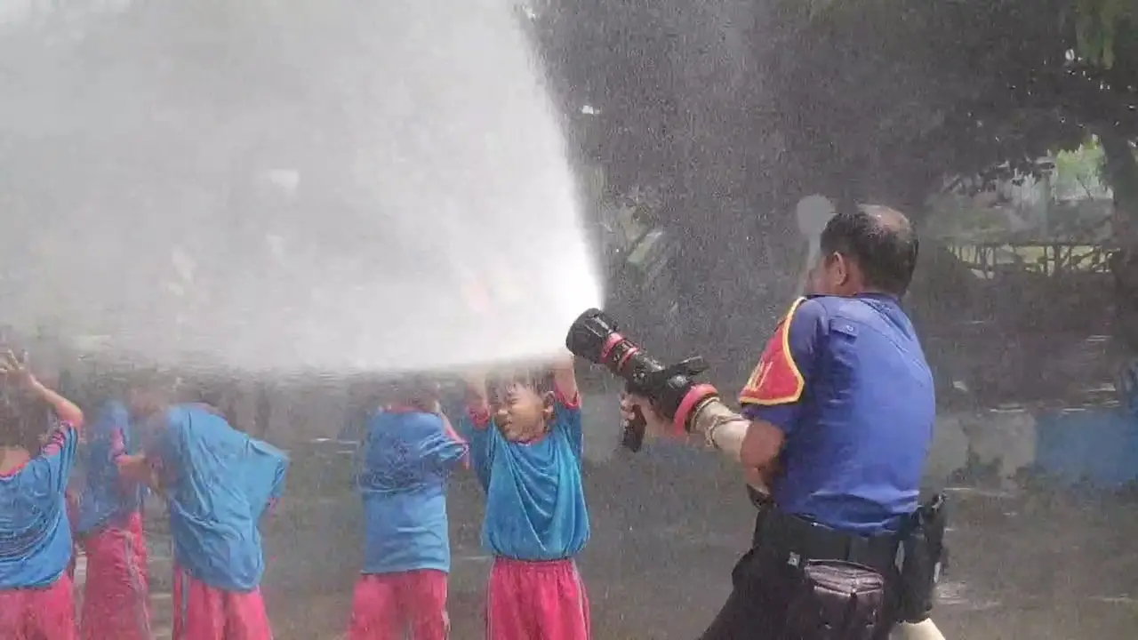 Petugas Damkar hibur anak ulang tahun