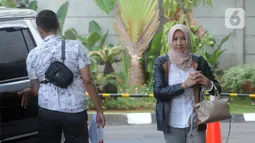 Terpidana mantan Bupati Kutai Kartanegara Rita Widyasari (kanan) tiba di Gedung KPK, Jakarta, Senin (2/12/2019). Rita akan menjalani pemeriksaan sebagai saksi atas kasus Tindak Pidana Pencucian Uang (TPPU) untuk tersangka Khairudin. (merdeka.com/Dwi Narwoko)