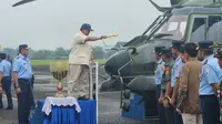 Menteri Pertahanan RI Prabowo Subianto menyerahkan delapan unit helikopter angkut berat H225M kepada TNI Angkatan Udara (AU).