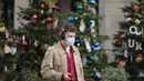 Seorang pria berjalan melintasi Covent Garden di London, Inggris (23/11/2020). Tambahan 15.450 orang di Inggris dinyatakan positif COVID-19, menambah total kasus coronavirus di negara itu menjadi 1.527.495, menurut data resmi yang dirilis pada Senin (23/11). (Xinhua/Tim Ireland)
