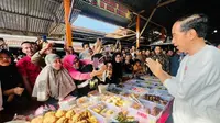 Presiden Jokowi meninjau harga-harga kebutuhan pokok di Pasar Tradisional Batuphat Timur, Kota Lhokseumawe, Aceh. (Foto: Laily Rachev - Biro Pers Sekretariat Presiden)